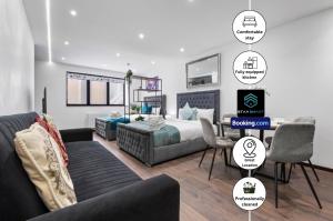 Postel nebo postele na pokoji v ubytování Stylish Studio Apt By Stay Smart Short Lets & Serviced Accommodation Woodstock With Free WiFi