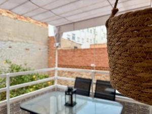 Una mesa de cristal y sillas en un balcón. en Habitación cerca Murcia centro y Arrixaca, en Murcia