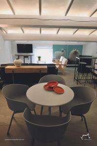 ein Wohnzimmer mit einem Tisch, Stühlen und einem Tisch in der Unterkunft Apartamentos Al-Karika in Coria