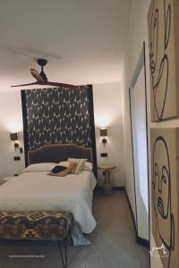 ein Schlafzimmer mit einem großen Bett mit schwarzem Kopfteil in der Unterkunft Apartamentos Al-Karika in Coria