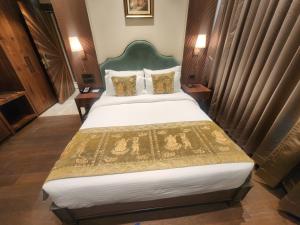 A bed or beds in a room at The Mantis