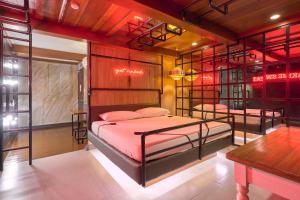 マニラにあるVictoria Court Suites - Pasigの二段ベッド2台とテーブルが備わる客室です。