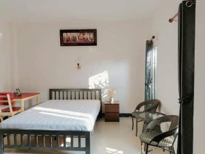 ホアヒンにあるBaan Mae Num HuaHin 102 บ้านแม่นุ่มのベッドとテーブルと椅子のある寝室