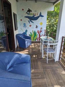 Blue Whale في Pedasí Town: غرفة معيشة مع أريكة زرقاء وطاولة