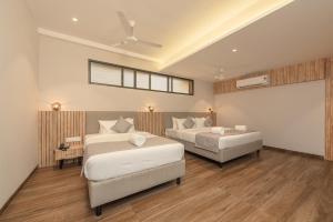 门格洛尔Hotel Shoolin Comforts的一间带两张床的卧室