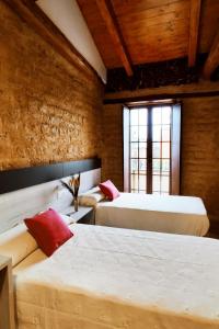 Un pat sau paturi într-o cameră la Hostal Restaurante LA SENDA