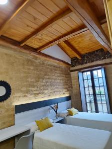 Un pat sau paturi într-o cameră la Hostal Restaurante LA SENDA +19 fotografii
