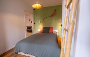 En eller flere senge i et værelse på Cosy, moderne, central, standing