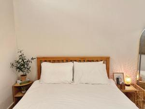 a bedroom with a bed with white sheets at 갓성비 암사역 도보 Yes24live 암사종합시장 한강공원 KSPO 2룸 2퀸 침대 in Seoul