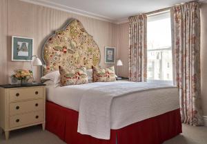 Postel nebo postele na pokoji v ubytování Knightsbridge Hotel, Firmdale Hotels