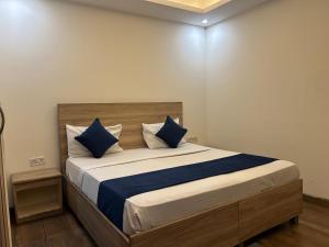Postel nebo postele na pokoji v ubytování Hotel Aerocity Golden New Delhi Airport