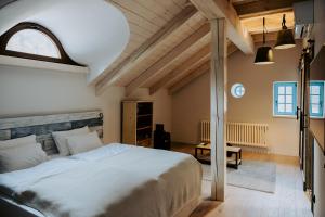 VšelibiceにあるPodhlavický mlýnの部屋の中に大きなベッドがある寝室 +90枚の写真