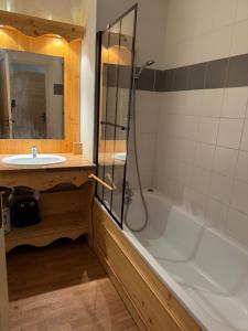 łazienka z wanną i umywalką w obiekcie Orelle - Val Thorens, le Hameau des eaux - SPA & piscine w mieście Orelle