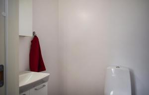 Ένα μπάνιο στο Beautiful Home In Sölvesborg With Wifi