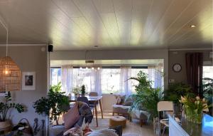 2 Bedroom Gorgeous Home In Sölvesborg的休息区