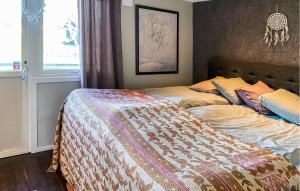 瑟尔沃斯堡2 Bedroom Gorgeous Home In Sölvesborg的一间卧室，床上铺着被子 更多17张照片