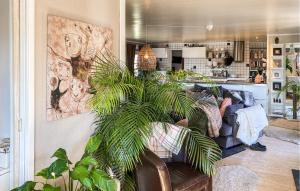 2 Bedroom Gorgeous Home In Sölvesborg的厨房或小厨房