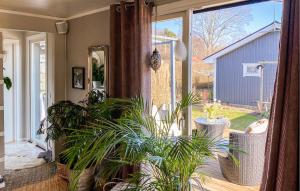 2 Bedroom Gorgeous Home In Sölvesborg外面的花园
