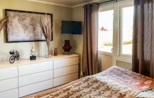 2 Bedroom Gorgeous Home In Sölvesborg客房内的一张或多张床位
