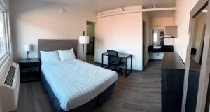 Postel nebo postele na pokoji v ubytování Studio City Suites, a Travelodge by Wyndham