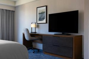 TV a/nebo společenská místnost v ubytování Renaissance Boston Seaport District
