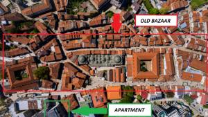 eine Karte einer Stadt mit einem alten Basar und einem roten Pfeil in der Unterkunft Bazar Charm- Cozy Urban Retreat in Skopje Historic Heart in Skopje