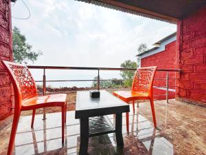 パンチガニにあるPanchgani agro tourismのパティオ(椅子2脚、テーブル付) +6枚の写真