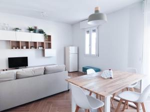 een woonkamer met een tafel en een bank bij VILLAGGIO LIDO - Cavallino in Cavallino-Treporti