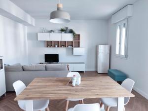 een woonkamer met een tafel en een bank bij VILLAGGIO LIDO - Cavallino in Cavallino-Treporti +29 foto's