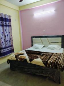 a bedroom with a bed in a room at Rajlaxmi Niketan in Ayodhya