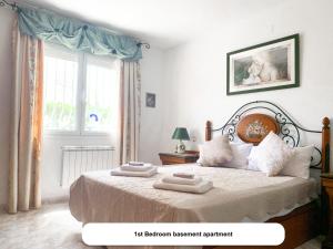 En eller flere senge i et værelse på Poolvilla Michelle in Strandnähe