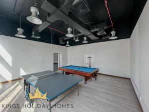 een tafeltenniskamer met een tafeltennistafel bij Central Park towers Difc suite kings in Dubai