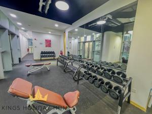 een sportschool met een rij banken en halters bij Central Park towers Difc suite kings in Dubai