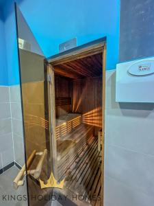 een houten stapelbed in een glazen doos bij Central Park towers Difc suite kings in Dubai