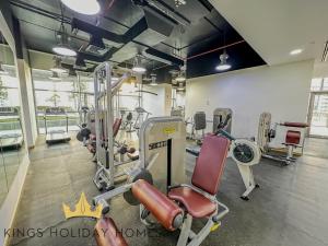 een fitnessruimte met een heleboel apparatuur in een kamer bij Central Park towers Difc suite kings in Dubai +48 foto's