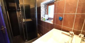 Koupelna v ubytování Veyrac + 19 fotografií