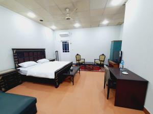 Postel nebo postele na pokoji v ubytování Business Lodges Gujrat