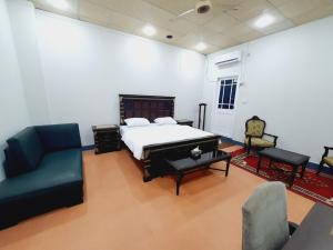 Postel nebo postele na pokoji v ubytování Business Lodges Gujrat