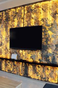 a television on a wall in a room at Evasion de luxe à Kénitra en face de la gare TGV in Kenitra