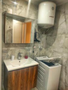 Koupelna v ubytování Home4U apt2, just 8Km from airport