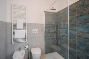 A step from the Beach - Roomy Apt with Sea Glimpse的一间浴室