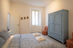A step from the Beach - Roomy Apt with Sea Glimpse客房内的一张或多张床位