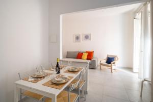 阿尔玛·迪·塔吉亚A step from the Beach - Roomy Apt with Sea Glimpse的白色的客厅配有桌子和沙发 更多14张照片