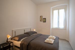 A step from the Beach - Roomy Apt with Sea Glimpse客房内的一张或多张床位