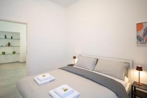 A step from the Beach - Roomy Apt with Sea Glimpse客房内的一张或多张床位