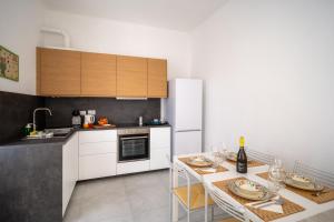 A step from the Beach - Roomy Apt with Sea Glimpse的厨房或小厨房