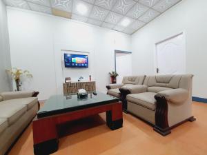TV a/nebo společenská místnost v ubytování Business Lodges Gujrat