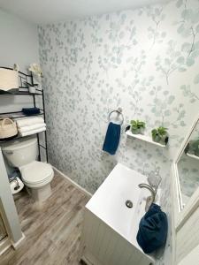 Ein Badezimmer in der Unterkunft Double Take! Renovated Vacation Home