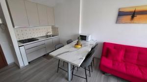 O bucătărie sau chicinetă la Appartamento Lido di Fermo vista mare, a 50m dalla spiaggia, 1 piano ascensore +6 fotografii