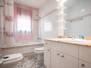 Ένα μπάνιο στο Preciosa casa con un enorme jardín +62 φωτογραφίες